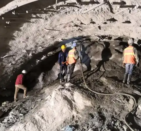 囊谦拱顶带模注浆料的施工流程及注意事项